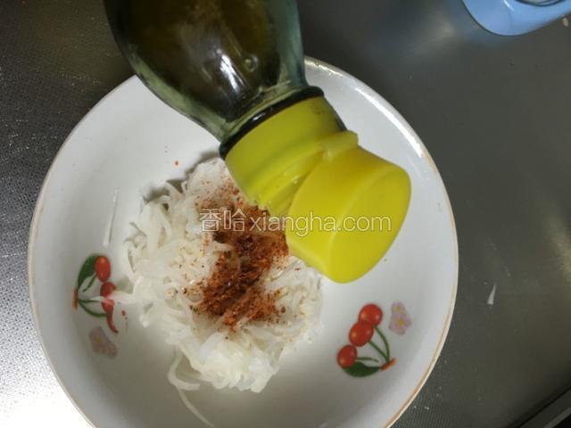 加适量的白糖，鸡精，辣椒粉，最后倒入香油；