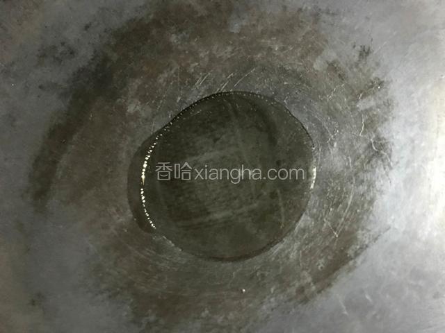 油锅热油，加适量食用油加热；