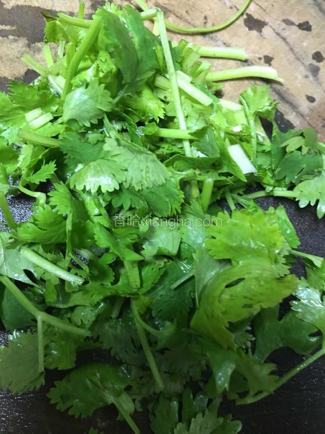 香菜洗净切碎；