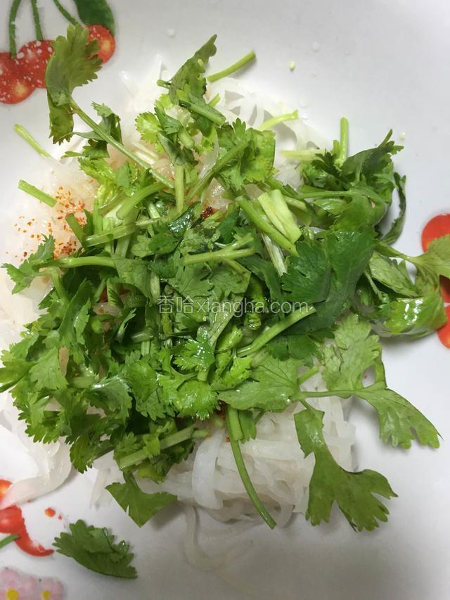 放入装有萝卜丝的容器内；