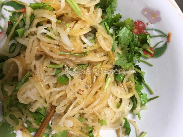 用筷子搅拌至完全入味即可；