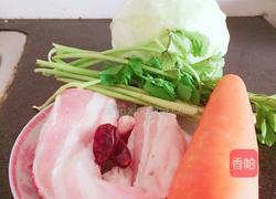 卷心菜炒五花肉的做法图解1