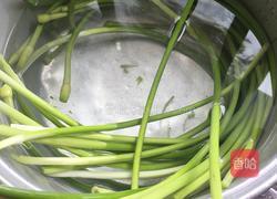 蒜苗炒腊肠的做法图解1