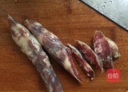 蒜苗炒腊肠的做法图解2
