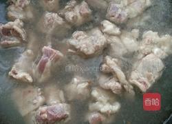红枣龙眼排骨汤的做法图解3