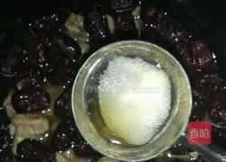红枣龙眼排骨汤的做法图解5