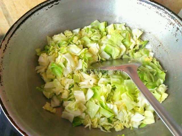 炒锅倒油（多倒一点油）将沥干水分的卷心菜倒进去大火快速翻炒，炒七分熟就可以了，盛到盘里备用
