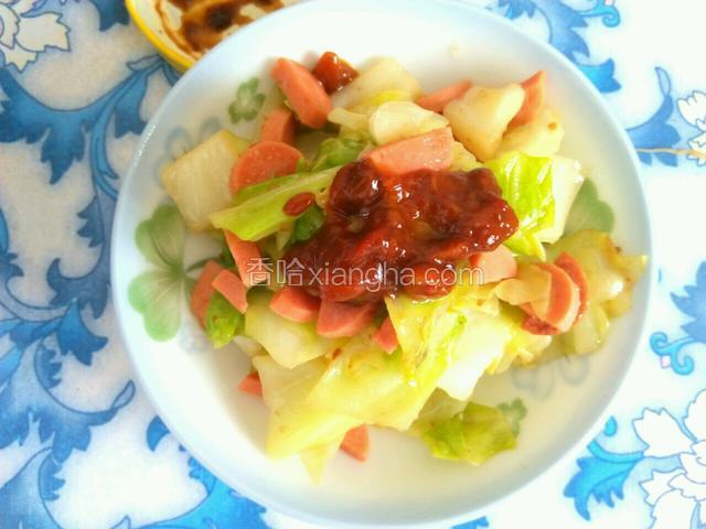 也可以把黄豆酱放在卷心菜上，搅拌均匀直接就着馒头吃