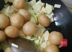 西葫芦炒油泡泡的做法图解3