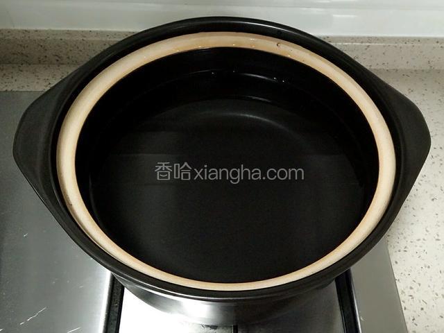 熬粥还是选用砂锅比较好，准备砂锅添加适量的水开火预热。