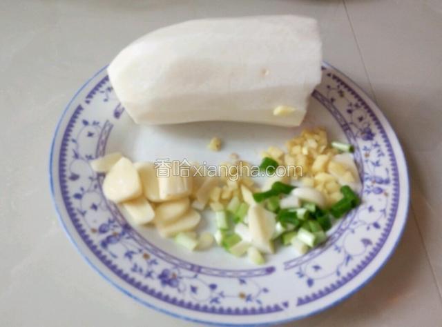 准备好食材，白萝卜切三角块备用，