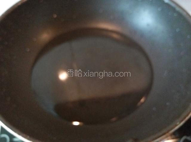 准备好炒锅，锅里添加清水，水的量要根据肉的多少来定，
