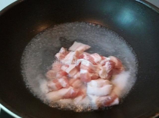 水开， 开始焯下肥肉，焯几分钟后捞出备用，