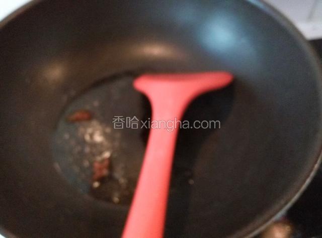 另起锅，锅里倒油，放一个八角炒香，