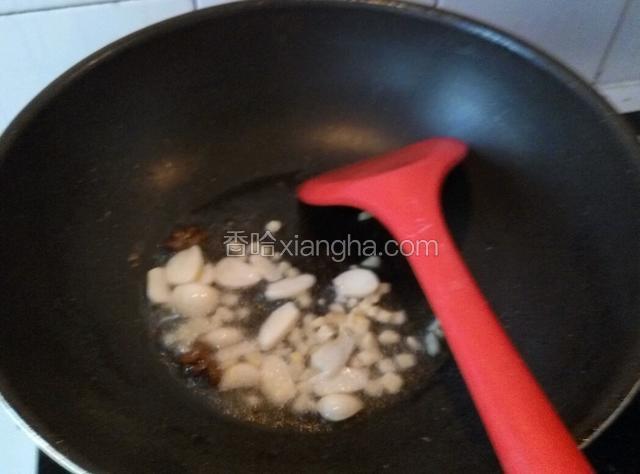 接着下蒜片，葱花，炒香，