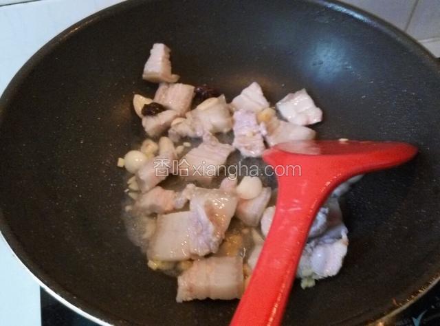 倒入肥肉，翻炒均匀