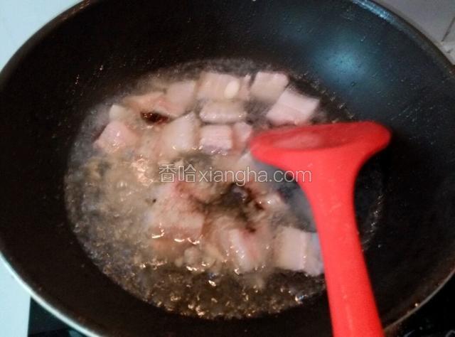 翻炒均匀加适量清水，加水为了让肉炖熟，接着放料酒，胡椒粉，大火烧开后改中火炖熟肉，一定把锅盖盖上(⊙o⊙)哦，