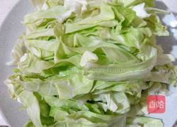 卷心菜炒肉的做法图解1