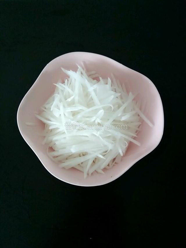 面醒发的这段时间开始制作馅，白萝卜去皮洗净切丝撒入少量的盐腌制十分钟左右