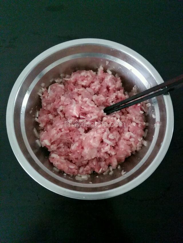 用筷子按一个方向搅拌均匀