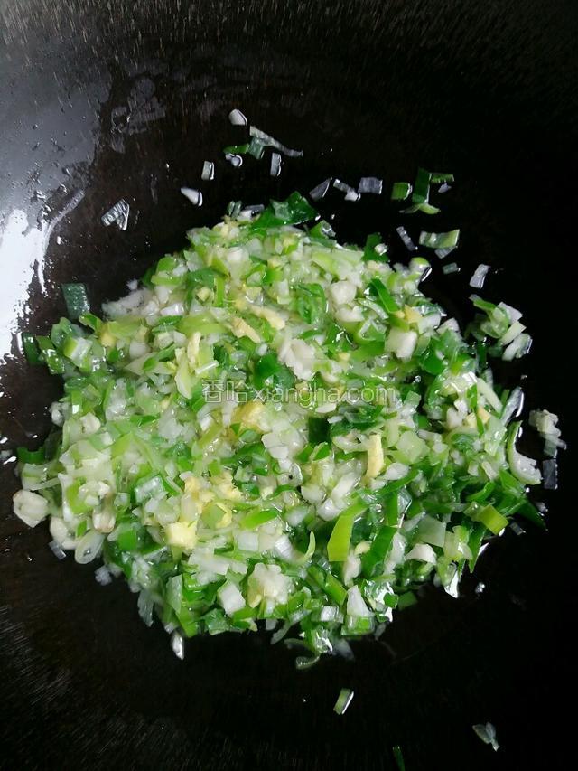 热锅内加入适量的油烧至七成熟将葱姜蒜末倒入爆出出香味儿关火出锅