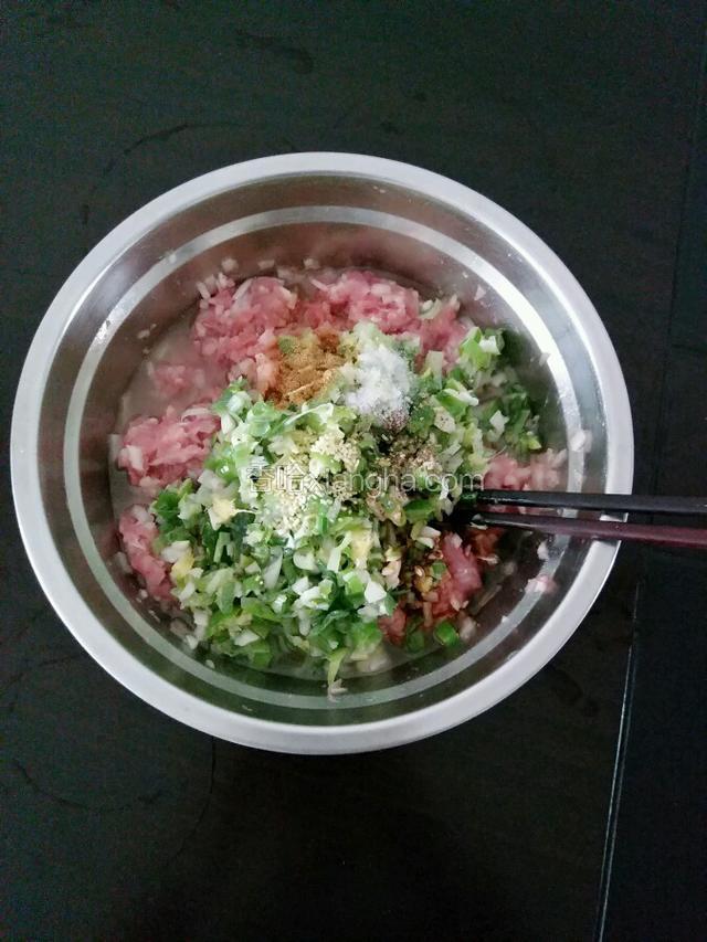 倒入白萝卜肉泥中，加入适量的盐、鸡精、胡椒粉、十三香、老抽、香醋（记住盐要少点，因为萝卜是腌制过的）