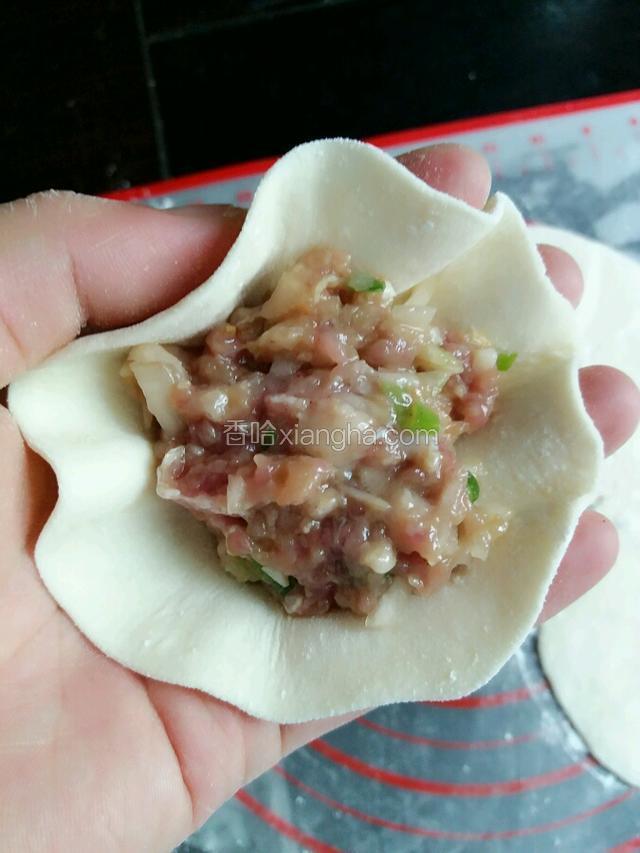 取一皮加入适量的馅