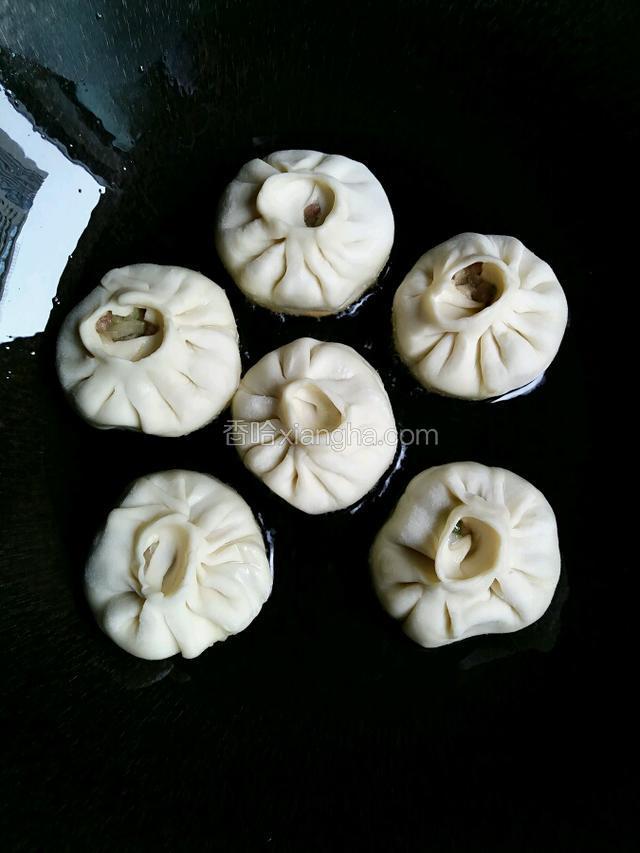 热锅内加入适量的油，将包子放入，小火慢煎