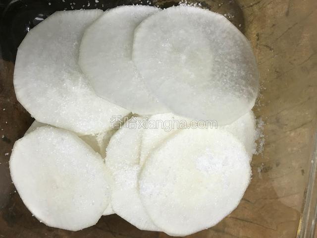 用盐腌制10分钟左右；