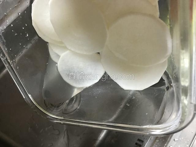白萝卜出水后倒去水份；