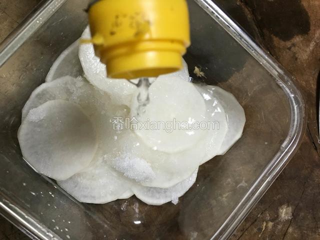 加入适量白醋；