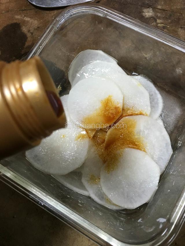 倒入适量生抽；