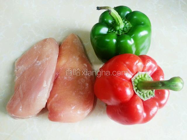 准备好鸡胸肉，红绿辣椒