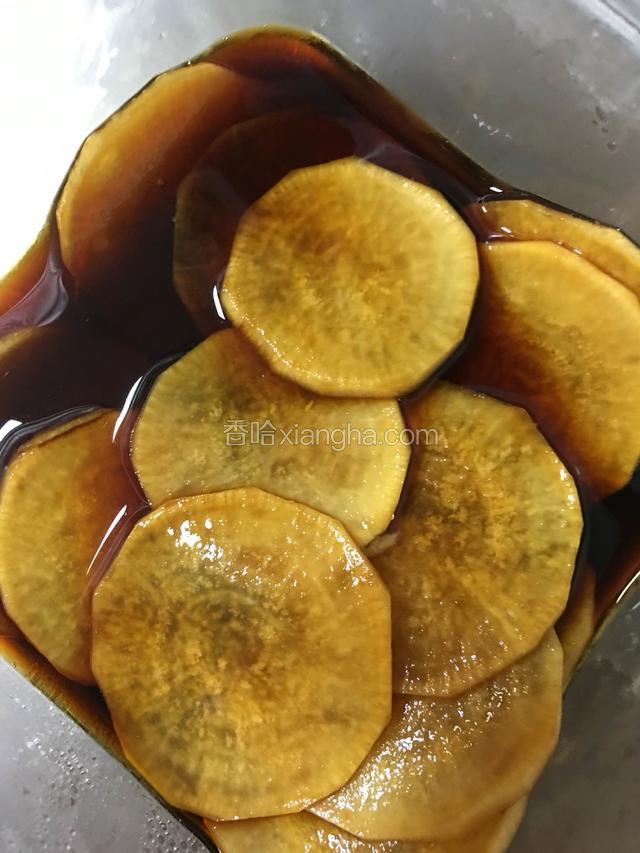 腌制好的萝卜片；
