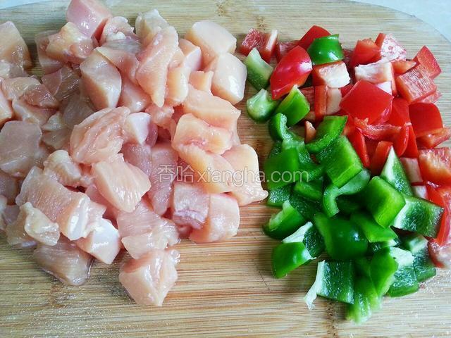 鸡胸肉切小块，红绿辣椒切小块