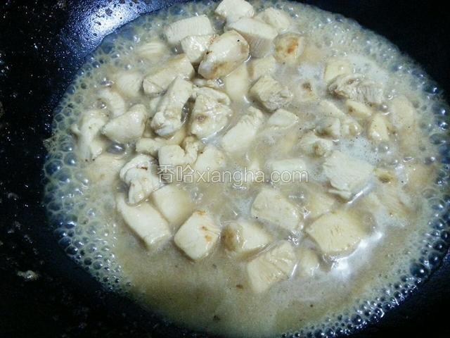 鸡胸肉炒至发白，加入盐，料酒，耗油和少许水煮开