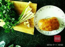 芹菜炒米豆腐的做法图解1