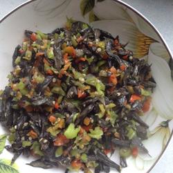 青椒炒干巴菌的做法[图]