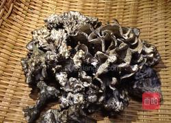 青椒炒干巴菌的做法图解1