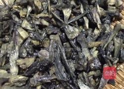 青椒炒干巴菌的做法图解3