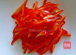 红彩椒炒胡椒鸡丝的做法图解1