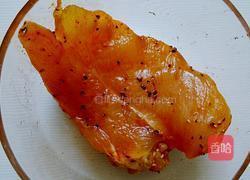 红彩椒炒胡椒鸡丝的做法图解2