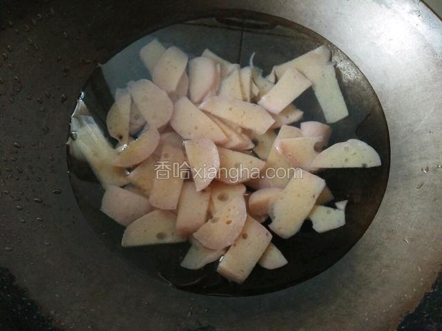 锅里放水加魔芋煮开！（魔芋焯水是为了把魔芋里麻麻的味道去掉）