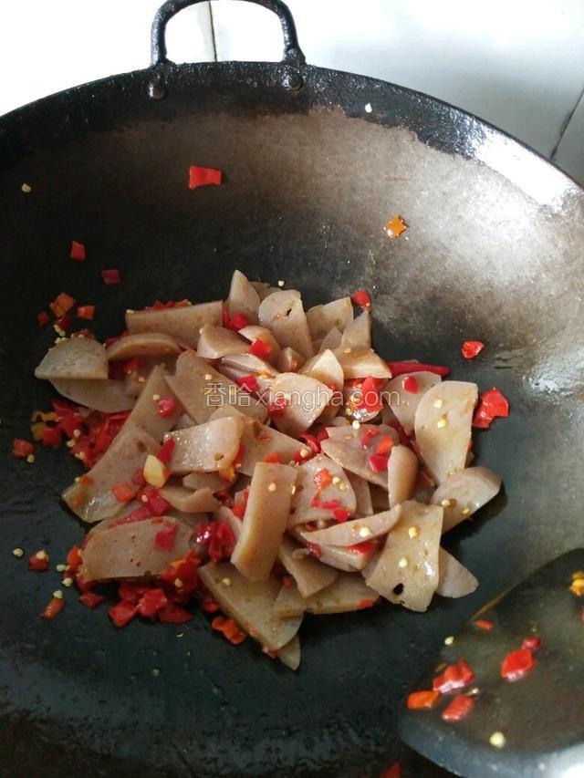 再放魔芋继续翻炒！感觉锅太干可以洒少许水！