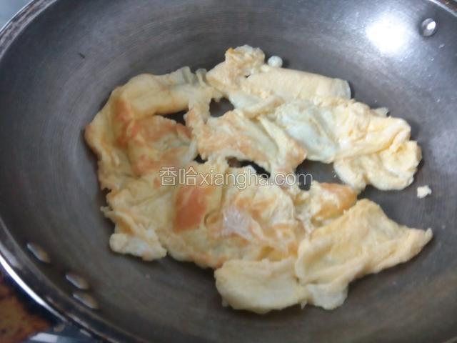 鸡蛋加一点盐炒好备用