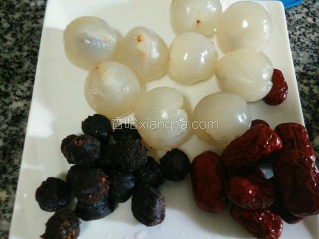 龙眼干去皮，鲜荔枝去皮，洗干净红枣