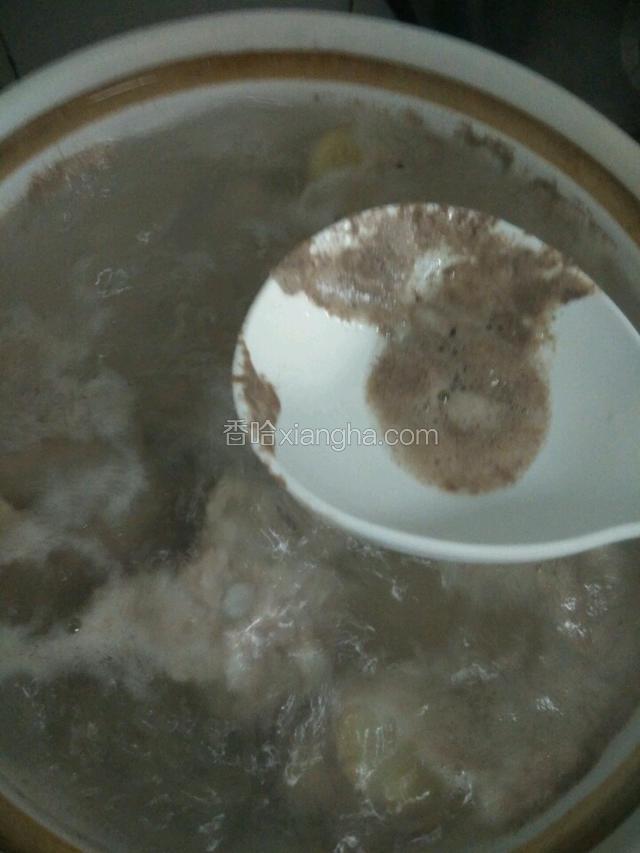 砂锅加水放排骨跟姜片入锅煮滚，撇去上面的沫子