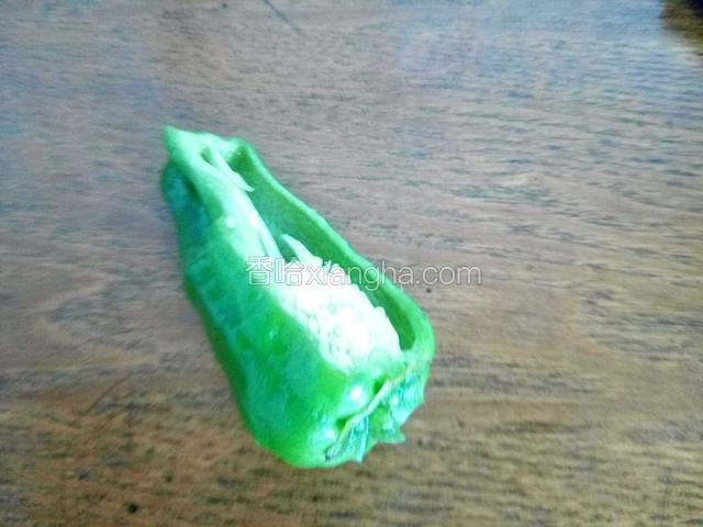 用黄瓜切细条做花杆，我家黄瓜小子放学给啃了，临时用青辣椒代替