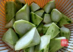 鲜荔枝炒丝瓜的做法图解2