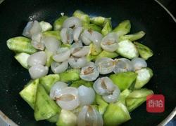 鲜荔枝炒丝瓜的做法图解4